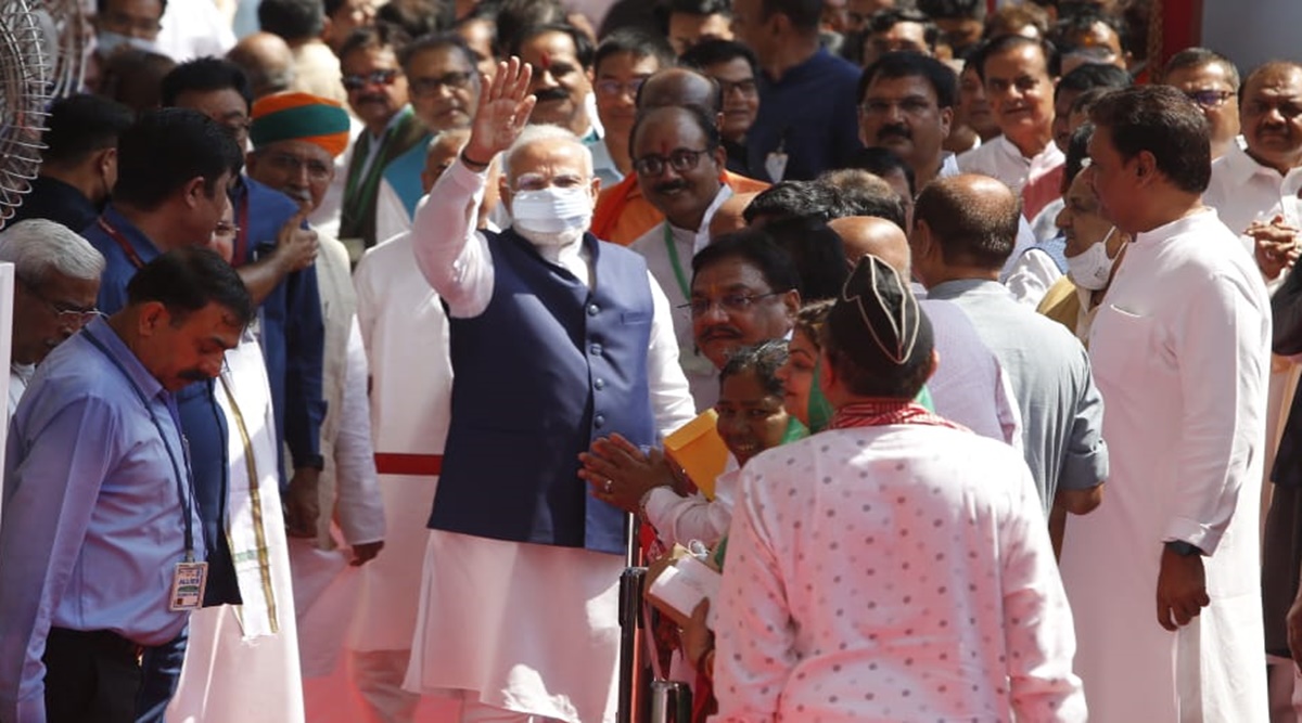 PM Modi holding his own umbrella ahead of monsoon session sparks naamdar vs  kaamdar debate