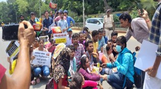 Results pending for months, Magadh University students march to Raj Bhavan in Patna