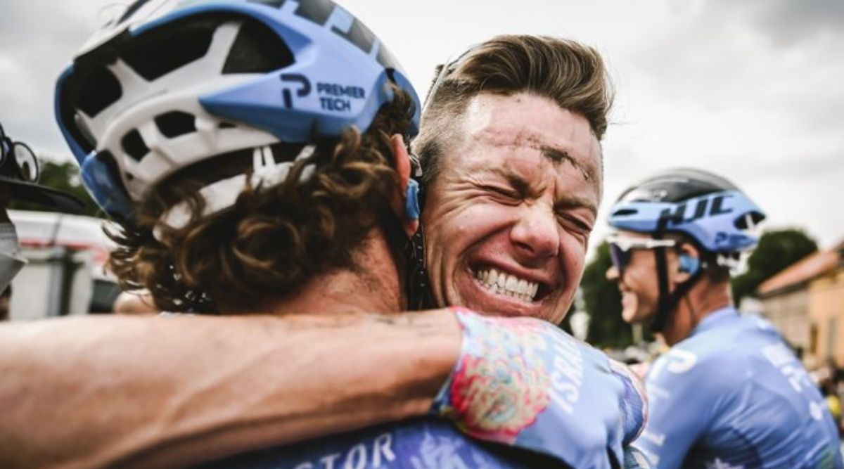Le vétéran australien sans contrat jusqu’à récemment remporté l’étape du Tour de France, s’effondre après une photo-finish passionnante