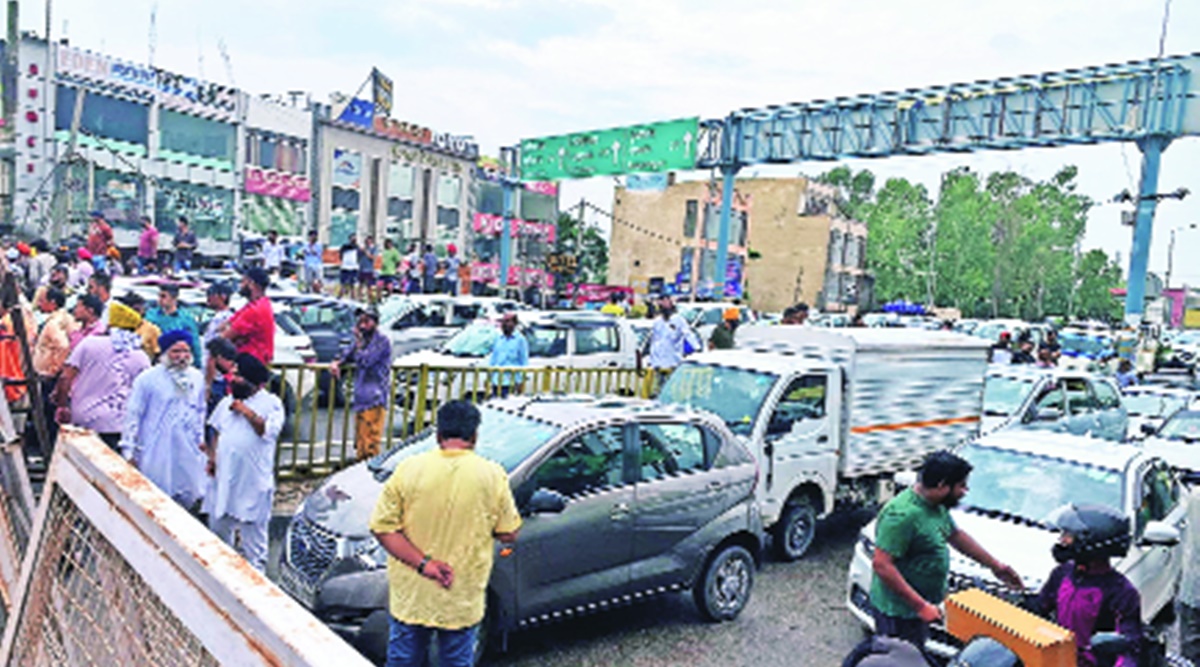 Kharar residents block traffic on Sunday. File