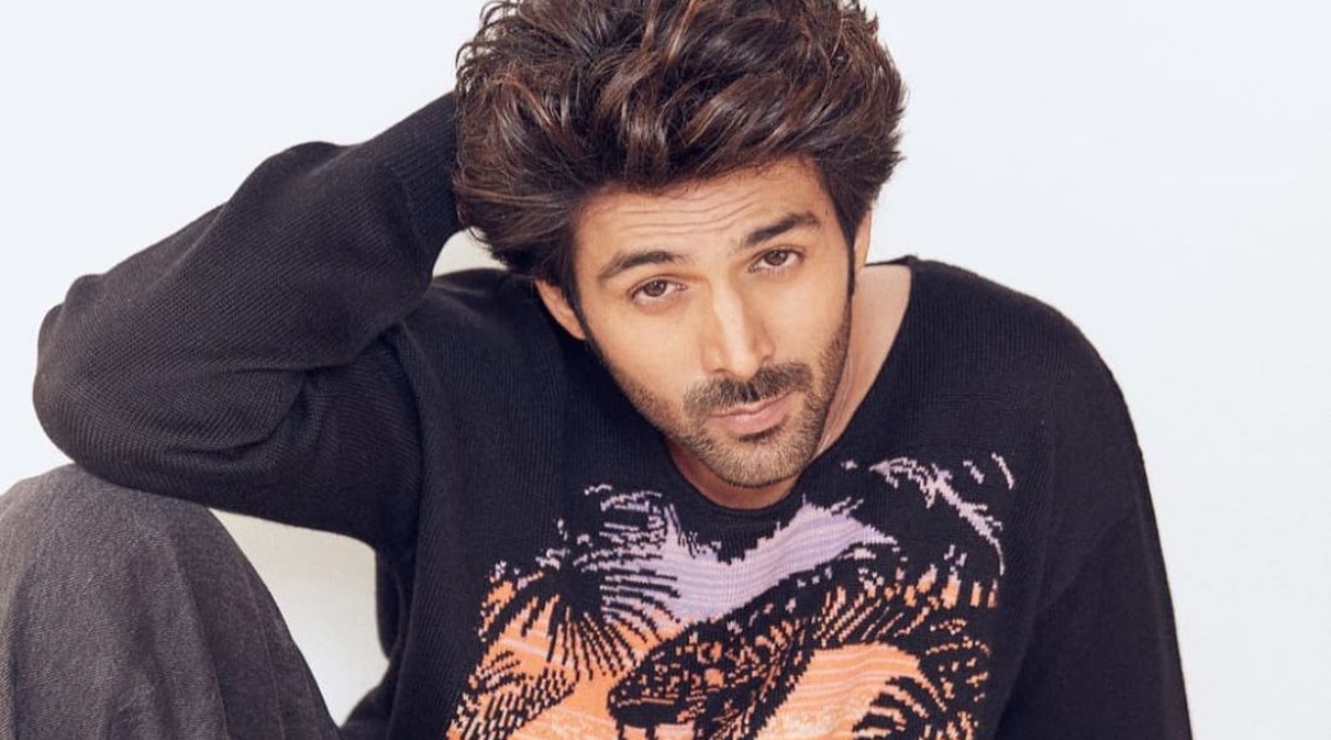 Fans crash into Kartik Aaryan in Europe as he gorges on his meal ...