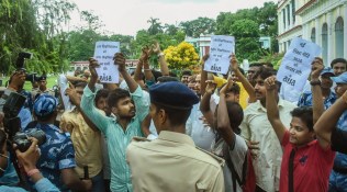 Nadda faces protest by student activists at Patna College