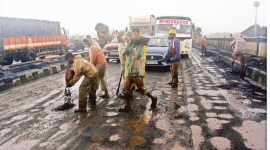 Mumbai-Nashik highway, Eknath Shinde, Mumbai- Nashik highway, Kharegaon, Thane, Mumbai-Nashik highway potholes, Mumbai news, Mumbai city news, Mumbai, Maharashtra, Maharashtra government, India news, Indian Express News Service, Express News Service, Express News, Indian Express India News