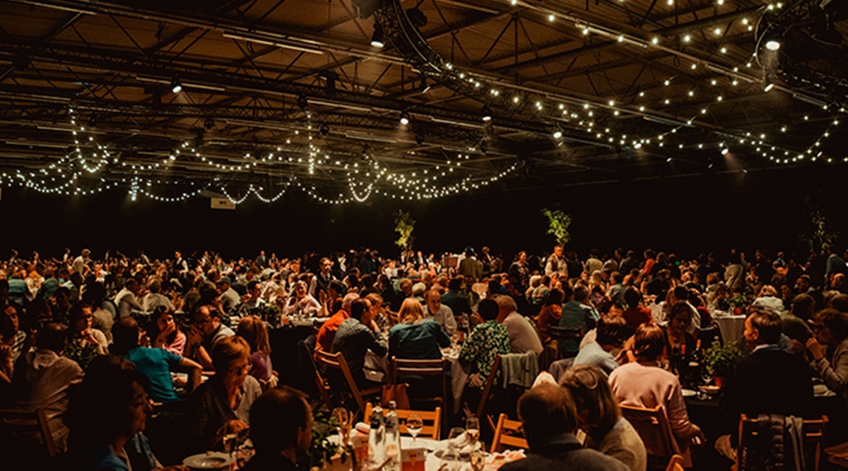 Sealed with an Italian kiss 433 pairs eat single strand of spaghetti