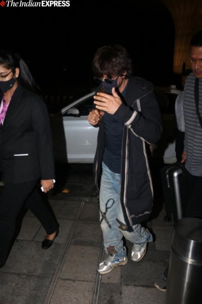 Bollywood 'king' Shah Rukh Khan epitomizes humility at Mumbai Airport