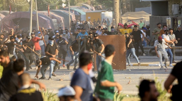 Supporters of Iraqi populist leader Moqtada al-Sadr clash with supporters of the Coordination Framework, a group of Shi'ite parties, at the Green Zone in Baghdad, Iraq August 29, 2022. (REUTERS)