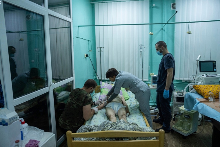 यूक्रेन के युद्ध प्रभावित शहरों में रहते हैं डॉक्टर: ‘लोगों को हमारी जरूरत है’