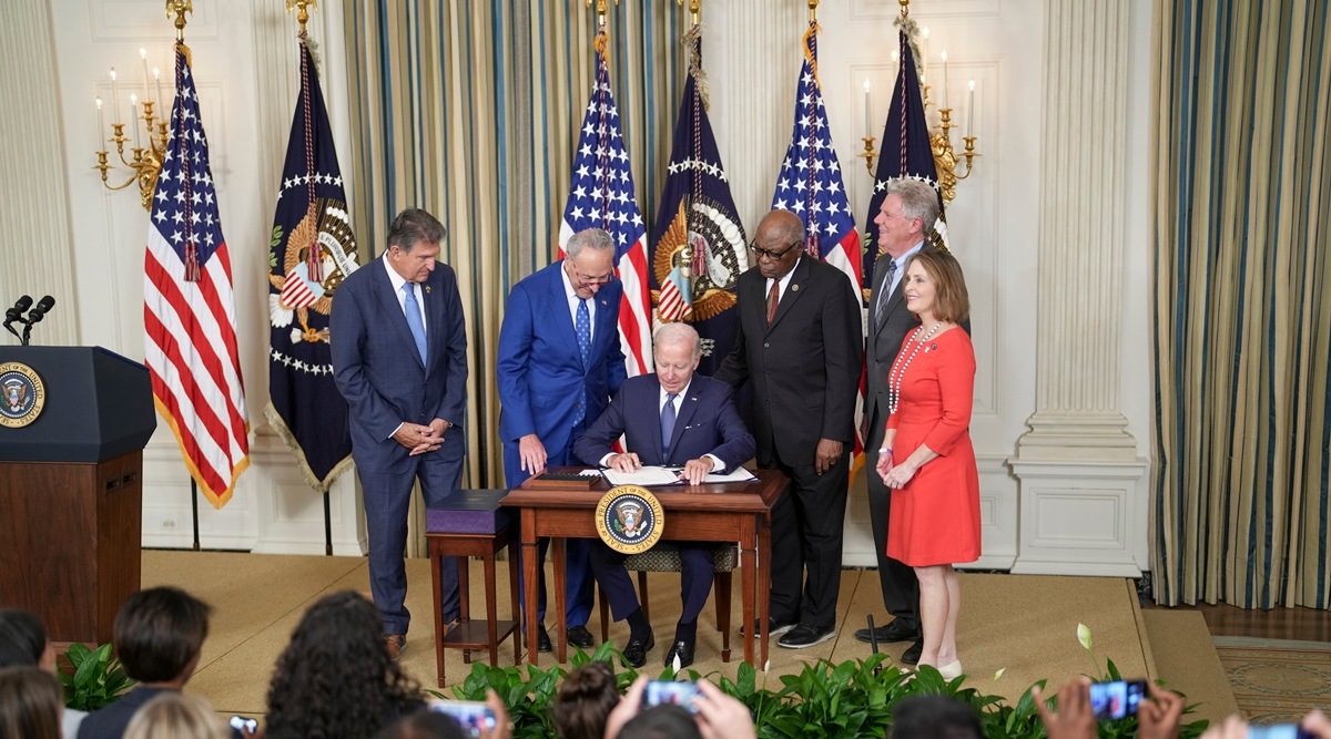 US President Joe Biden signs the Inflation Reduction Act of 2022, with from left, Sen. Joe Manchin (D-W.Va.), Senate Majority Leader Chuck Schumer (D-N.Y.), House Majority Whip Rep. James Clyburn (D-S.C.), Rep. Frank Pallone (D-N.J.), and Rep. Kathy Castor, D-Fla., in the State Dining Room of the White House in Washington, Aug. 16, 2022. (Doug Mills/The New York Times)