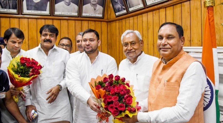 Bihar Chief Minister Nitish Kumar and Deputy CM Tejashwi Yadav greet acting Speaker Maheshwar Hazari during special session of Bihar Legislative Assembly, in Patna, Wednesday, Aug. 24, 2022. (PTI Photo)(PTI08_24_2022_000057B)