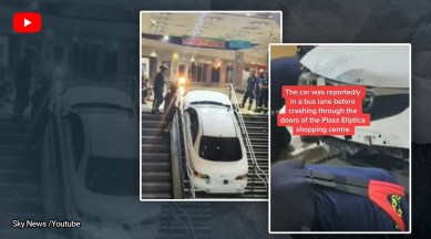 Los bomberos sacan un coche robado por la escalera de una estación de metro en Madrid, España.  Ver