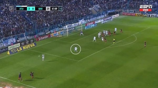 MIRA: Un gol desde antes del medio campo, una chilena, Atlético Tucumán marca dos mundiales en el mismo partido de la Primera División Argentina