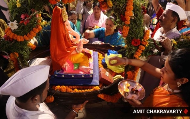 Ganesh Chaturthi 2022, Ganesh Chaturthi 2022 pictures, Ganesh Chaturthi 2022 photographs, Ganesh Chaturthi 2022 celebrations, Ganesh Chaturthi 2022 photos, Ganesh Chaturthi 2022 pics, devotees celebrating Ganesh Chaturthi, indian express news