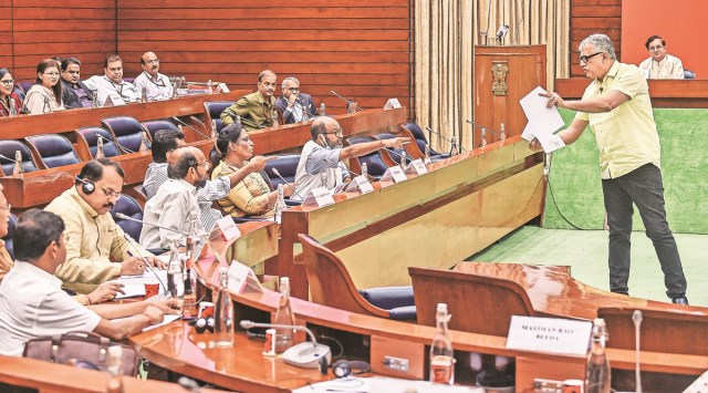 New Delhi: TMC's Rajya Sabha MP Derek O'Brien shows a paper as he speaks on "Raising Matters of Public Importance" during an orientation programme for the newly elected and nominated Members of Rajya Sabha, at Parliament House Annexe, in New Delhi, Sunday, July 31, 2022. (PTI Photo/Manvender Vashist Lav)   (PTI07_31_2022_000107B)