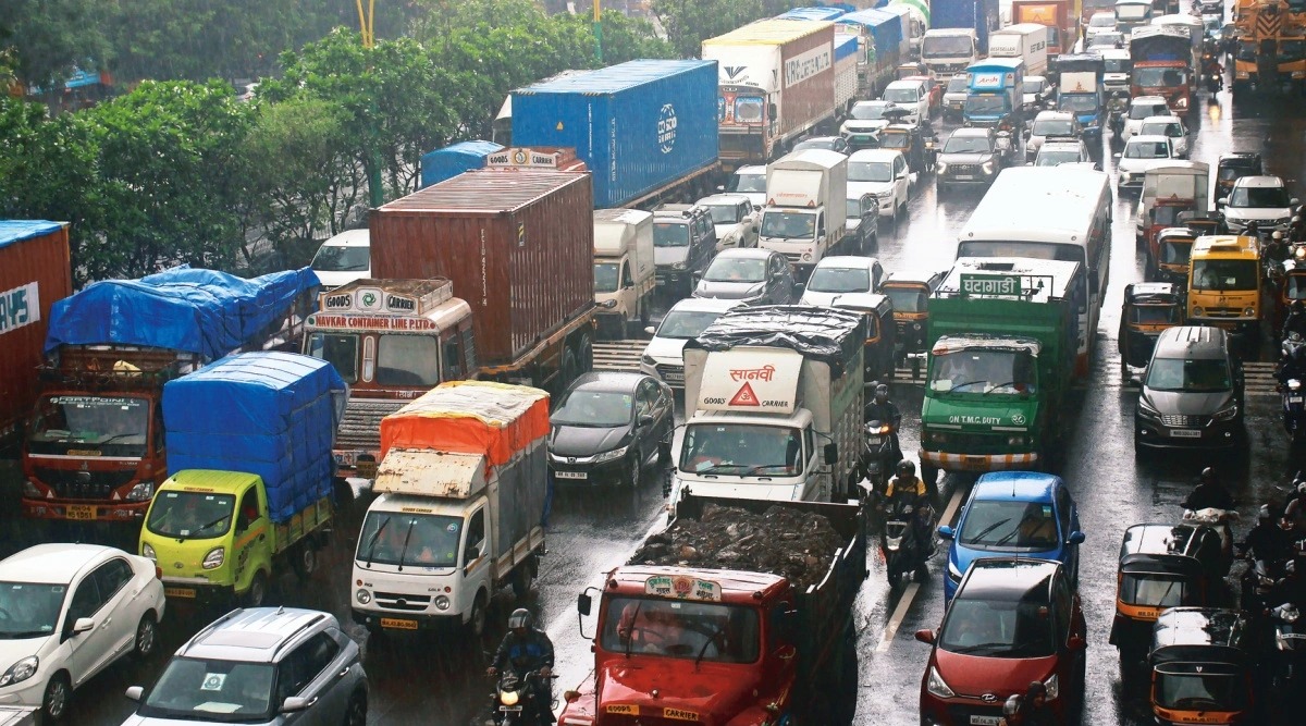 Despite CM’s assurances, traffic continues to crawl on MumbaiNashik