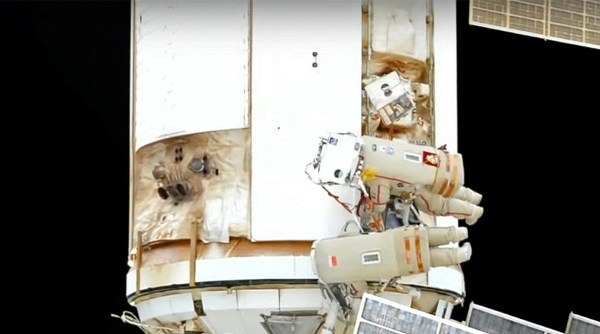 रोस्कोस्मोस के अंतरिक्ष यात्री ओलेग आर्टेमयेव और डेनिस मतवेव अंतरराष्ट्रीय अंतरिक्ष स्टेशन पर अपने स्पेसवॉक के दौरान देखे जाते हैं
