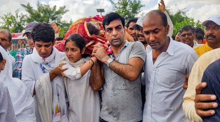 Yashodhra, daughter of Haryana BJP leader Sonali Phogat, along with others, carries the mortal remains of her mother during the funeral procession, at Rishi Nagar in Hisar district, Aug. 26, 2022. (PTI)