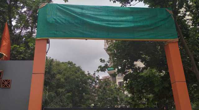 After a citizen's group objected to the garden being called 'Eknath Shinde Garden', Nana Bhangire, the former corporator, "covered up" the board with that name with a piece of cloth.