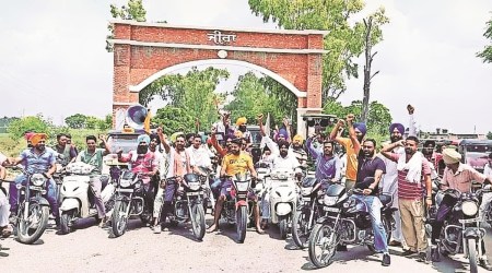 Members of Sanjha Morcha protest outside Zira gate in Ferozepur district on Saturday (Express)