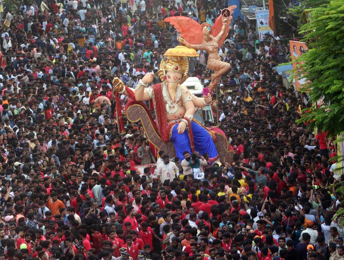 2 killed, 5 injured after Ganpati idol collapses during procession in Mumbai