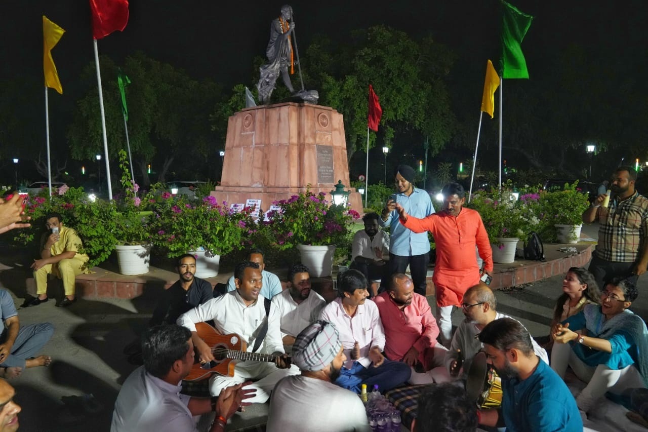 Protest By Aap Mlas Outside Delhi Assembly Protest By Aap Mlas Outside Delhi Assembly