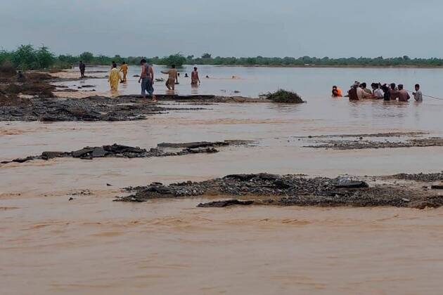Pakistan journalist reporting in neck deep water, Pakistan flood, reporting during flood, Pakistan journalist, indian express