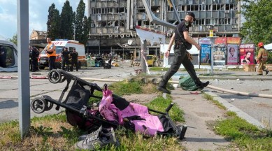 The stroller of 4-year old Liza Dmitrieva who was killed in a missile attack (Efrem Lukatsky/AP/picture alliance)