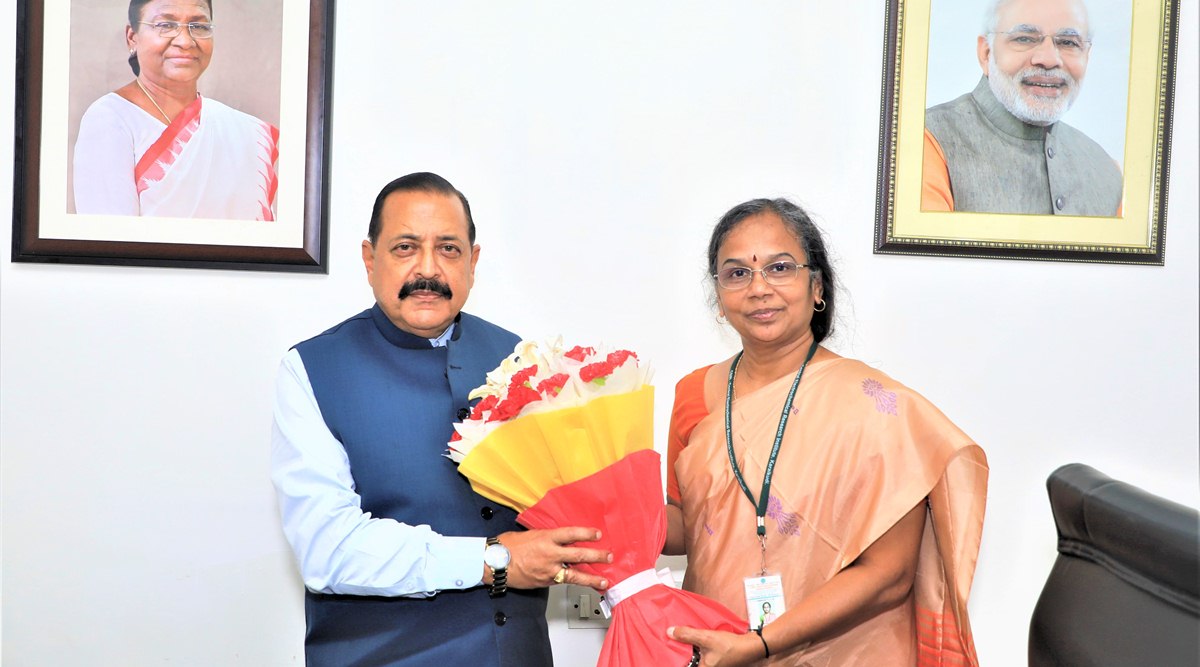 Newly-appointed CSIR director general Dr N Kalaiselvi with MoS (Science and Tech) Jitendra Singh. (Twitter)