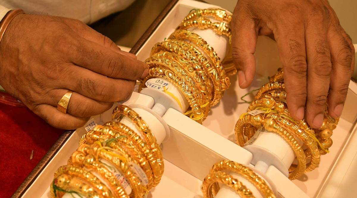 Gold-Silver Price Today: सोना ₹550 और चांदी ₹2,220 हुई सस्ती, जानें आज का ताजा भाव 5 gold silver price express archive 1200