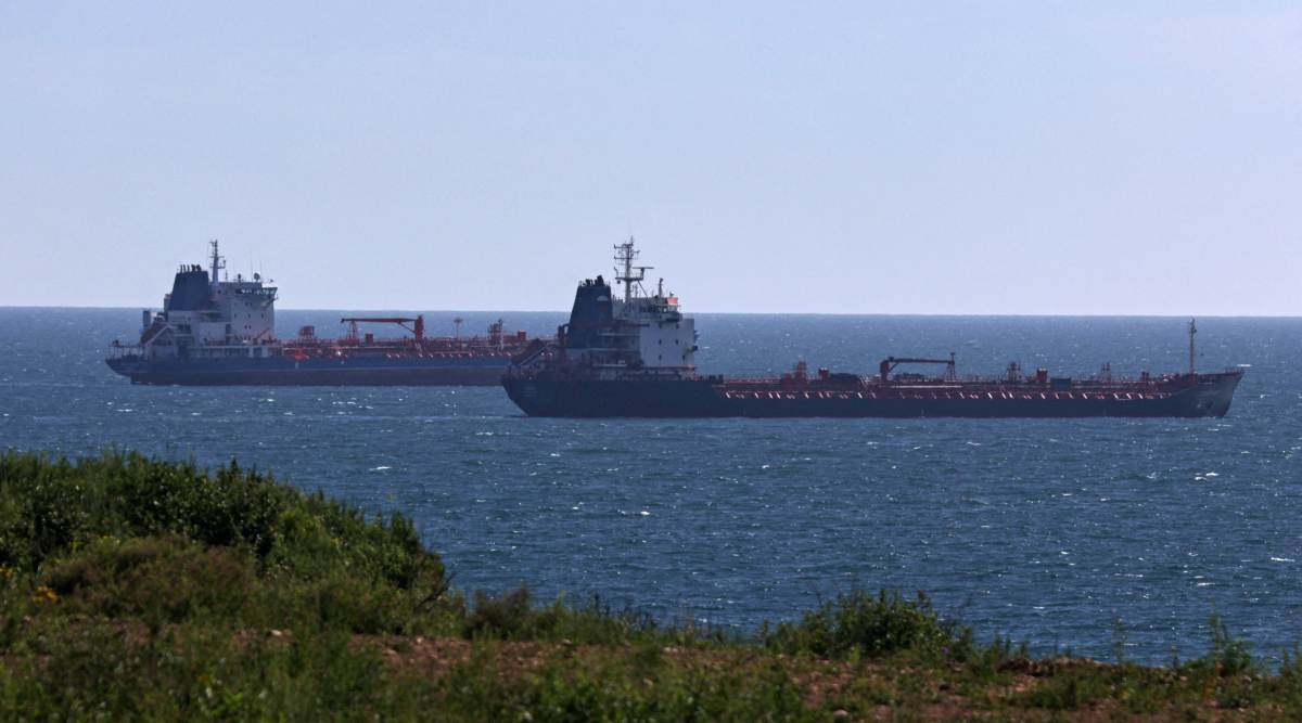Oil tankers sail along Nakhodka Bay near the port city of Nakhodka, Russia August 12, 2022. (Photo: REUTERS/File)