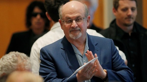 Salman Rushdie, attaque de Salman Rushdie, attaque de Salman Rushdie à New York, Salman Rushdie poignardé, menace de mort de Salman Rushdie, auteur Salman Rushdie, romancier Salman Rushdie, actualités de Salman Rushdie, réaction à l'attaque de Salman Rushdie, livres, livres controversés, nouvelles de l'Indian Express