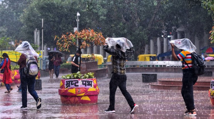 India Weather Live: The IMD has predicted moderate rainfall in Delhi from Tuesday onwards. 