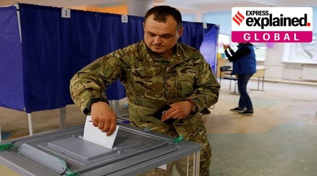 A man casts his ballot at a polling station during a referendum on the joining of the self-proclaimed Donetsk People's Republic (DPR) to Russia, in Donetsk, Ukraine September 27, 2022. (REUTERS/Alexander Ermochenko/)
