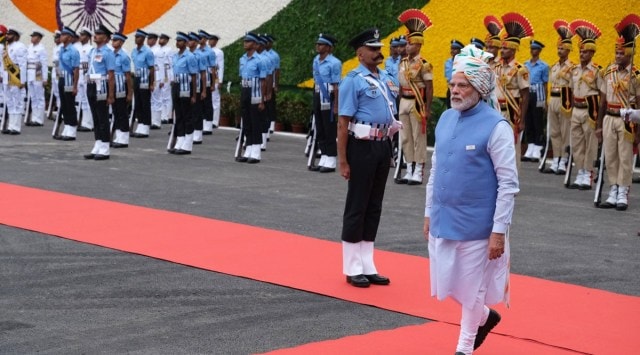 Prime Minister Narendra Modi receives the guard of honor at the nation's Independence Day ceremony at Red Fort in New Delhi on Aug. 15, 2022.  (Bloomberg)