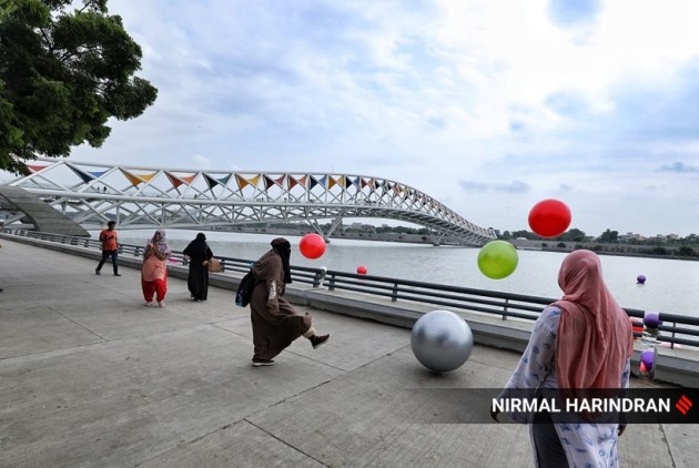 sabarmati river art installation
