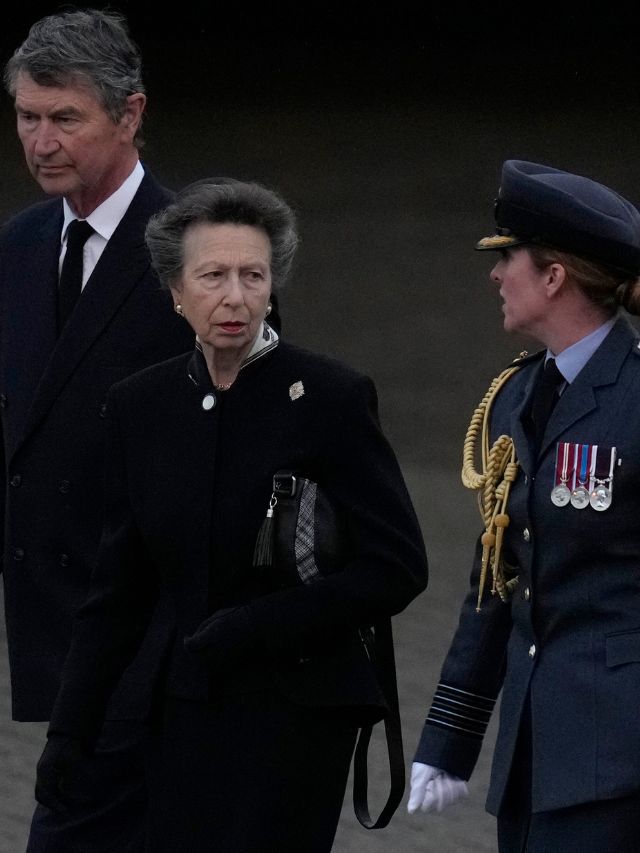 How Princess Anne made history with her outfit at the queen’s vigil ...