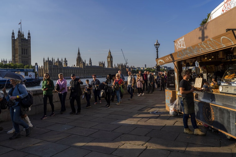 London tourism, tourists in London, Queen Elizabeth II funeral, people taking part in Queen Elizabeth II funeral, royal family fans, guests in London, Queen Elizabeth II fans in London, tourism boost London, indian express news