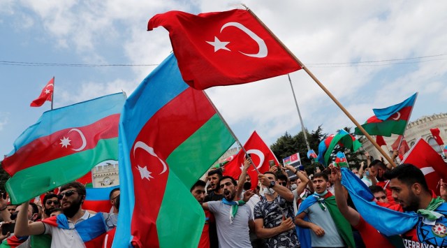 Azeri men living in Turkey wave flags of Turkey and Azerbaijan during a protest following clashes between Azerbaijan and Armenia, in Istanbul, Turkey, July 19, 2020. (Reuters, file)