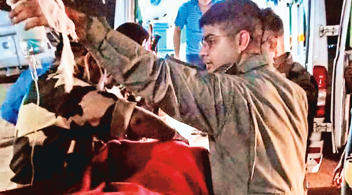 सड़क हादसे में घायल बीएसएफ जवान को वायुसेना के हेलिकॉप्टर से कोलकाता पहुंचाया गया सड़क हादसे में घायल बीएसएफ जवान को वायुसेना के हेलिकॉप्टर से कोलकाता पहुंचाया गया