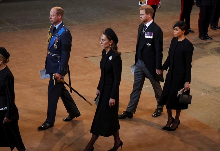 Harry, Meghan praised for holding hands at Queen Elizabeth II’s service ...