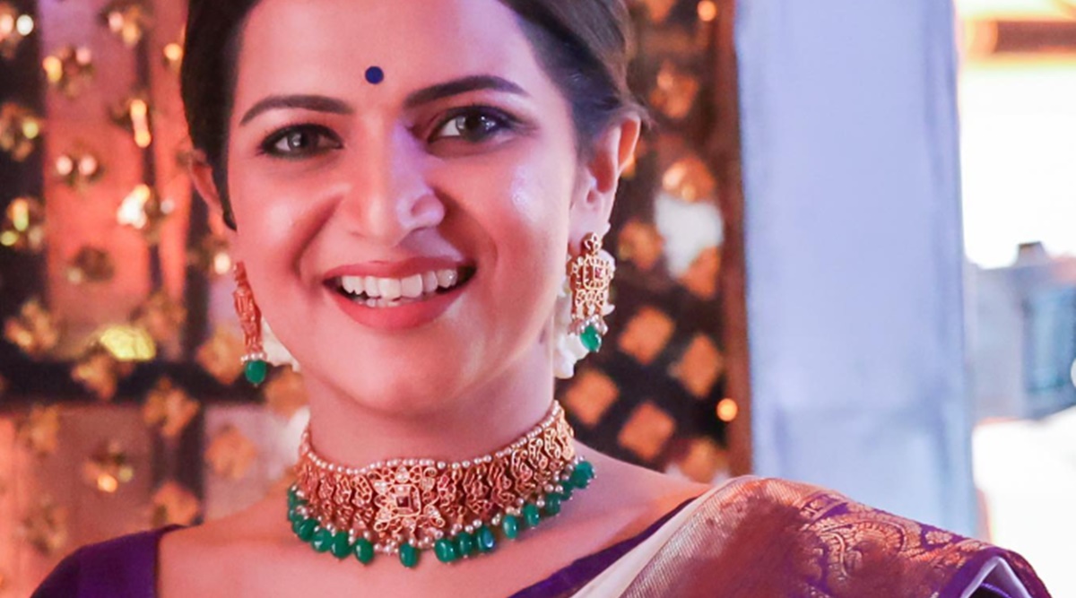 Vijay Tv Divyadharshni Sex - Tamil anchor Dhivyadharshini opens up about being height-shamed: 'Don't  wear a big border sariâ€¦' | Life-style News, The Indian Express