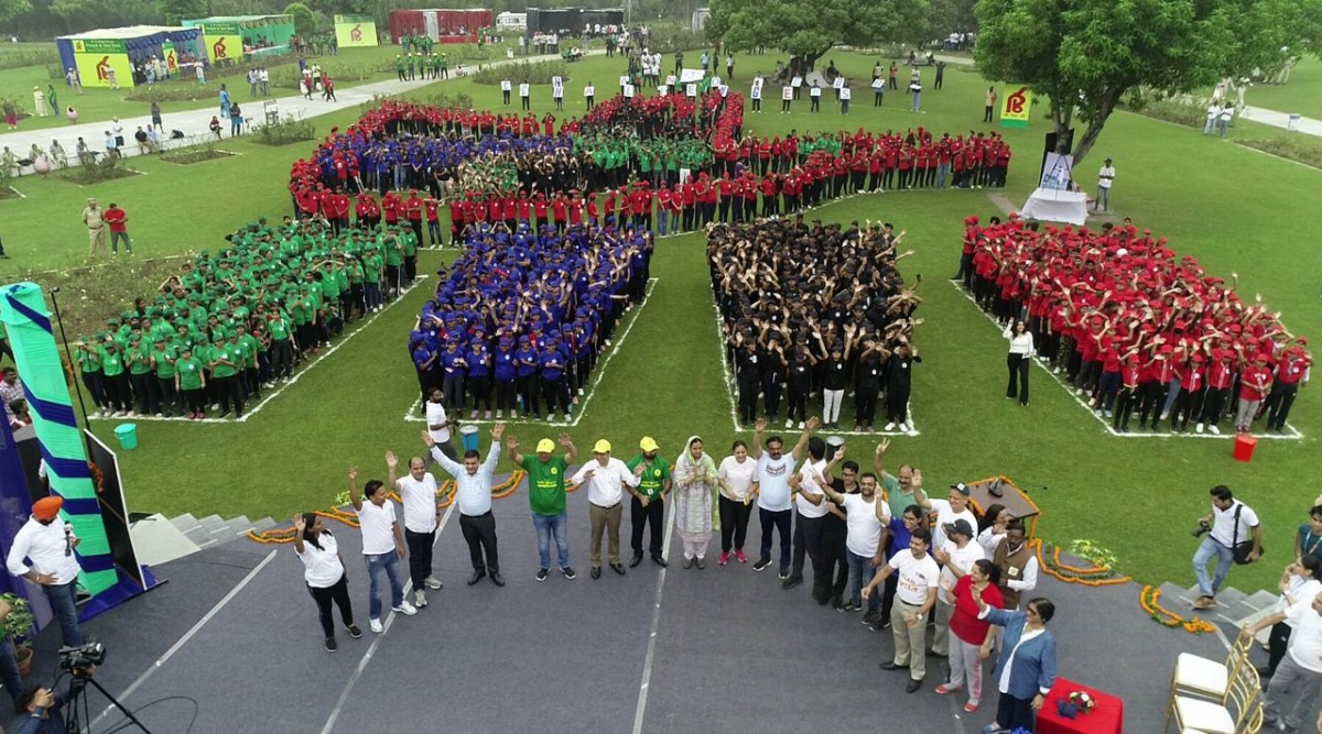 chandigarh-2-000-youths-form-human-chain-to-mark-launch-of-swachh