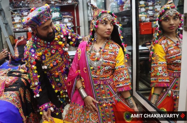 Navratri 2022, Navratri 2022 preparations, preparations for Navratri 2022 Garba, preparations for Navratri 2022 Dandiya, Dandiya costume, Garba costume, people shopping Garba costume, people shopping Dandiya costume, indian express news