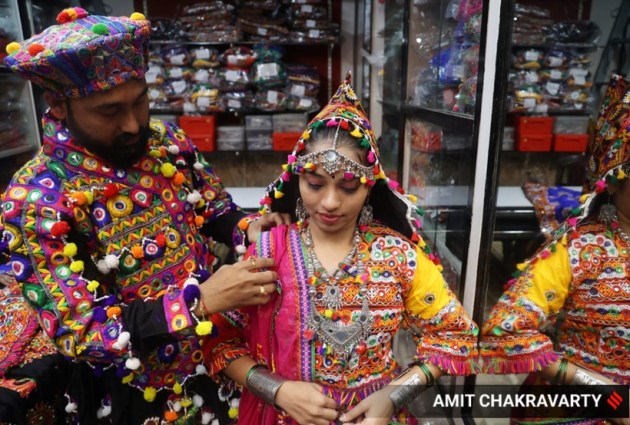 Navratri 2022, Navratri 2022 preparations, preparations for Navratri 2022 Garba, preparations for Navratri 2022 Dandiya, Dandiya costume, Garba costume, people shopping Garba costume, people shopping Dandiya costume, indian express news