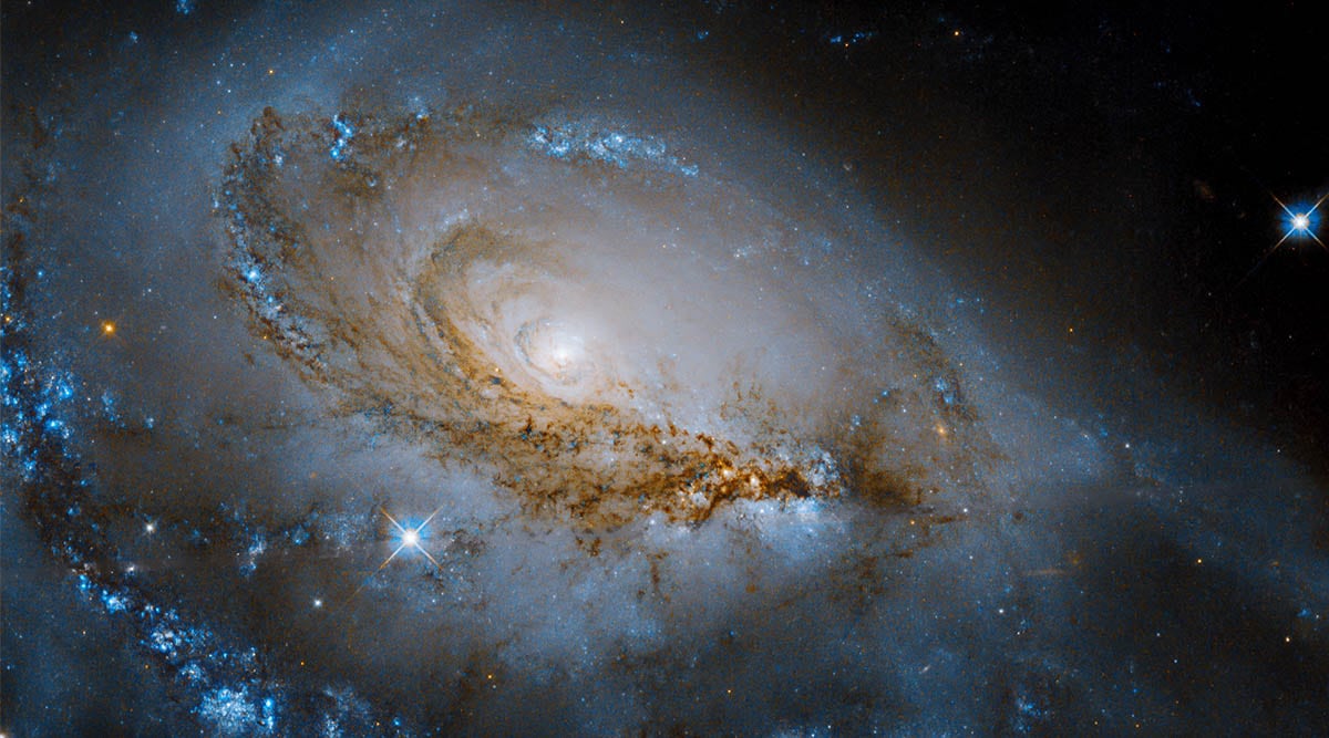 Hubble telescope captures spectacular image of spiral galaxy ...