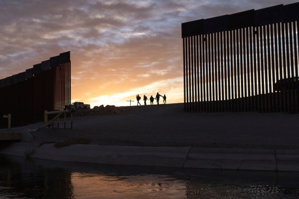 Federales de EEUU quieren pruebas psicológicas para padres de niños separados