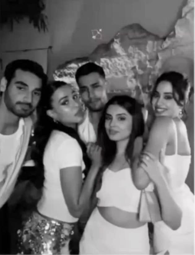 Janhvi Kapoor Khushi Kapoor Aaliyah Kashyap Attend Akshat Rajan S Birthday Party