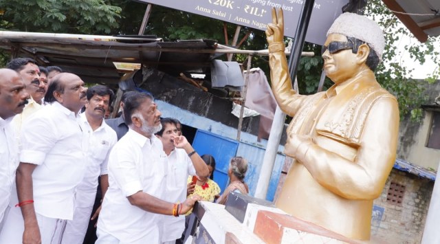 Former Chief Minister O Panneerselvam, accompanied by his followers, visited Teynampet and demanded stringent action against the culprits who vandalised the statue. (Source: Twitter/@O Paneerselvam)