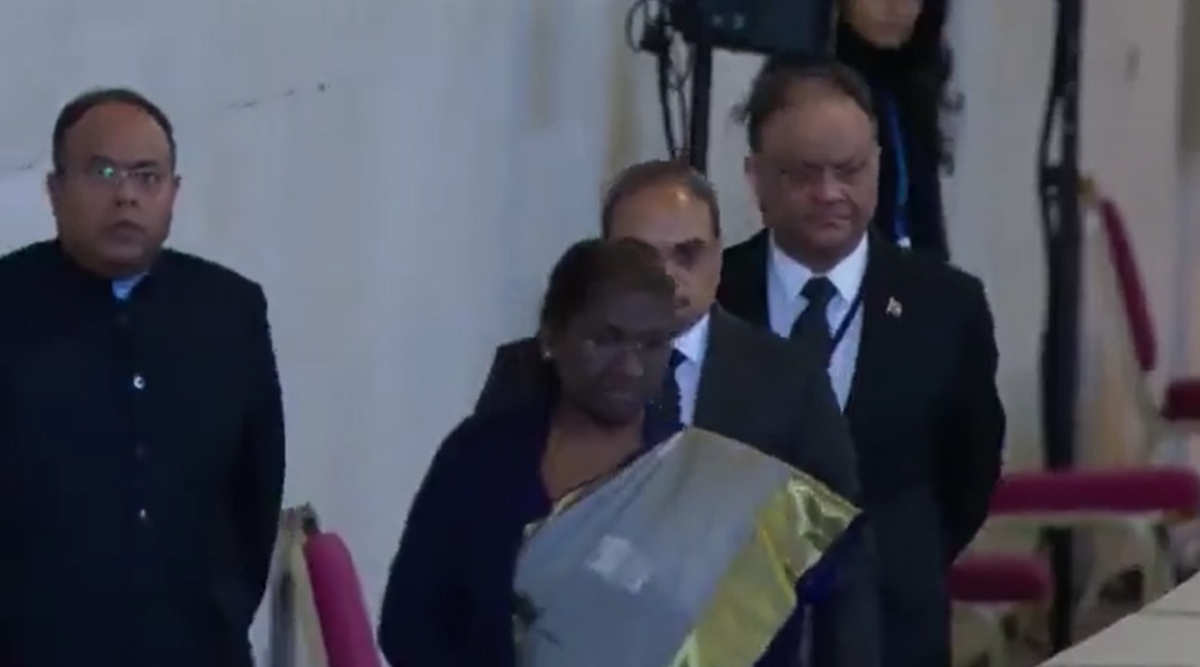 Tonton: Presiden Drupadi Mormo memberikan penghormatan kepada mendiang Ratu Elizabeth II di Westminster Hall