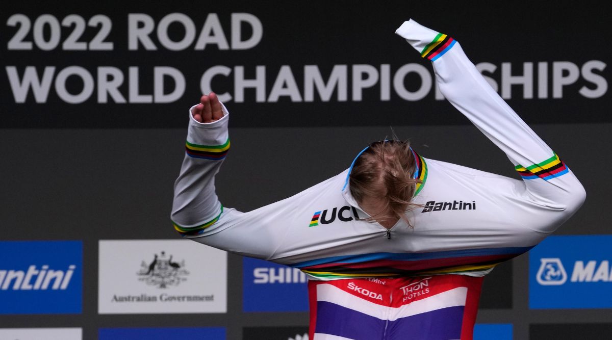 Tobias Foss earns rainbow jersey with 'perfectly executed' race
