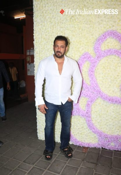 Salman Khan does Ganesh aarti with family, Katrina Kaif-Vicky Kaushal in attendance. Watch